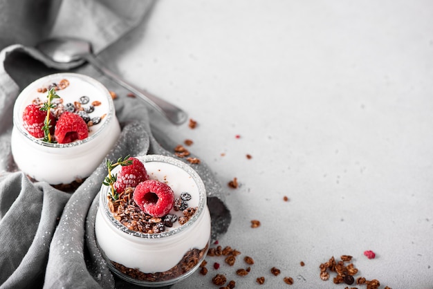 Photo homemade chocolate granola with yoghurt and fresh berries, top view