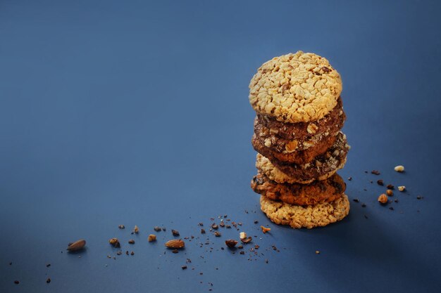 Photo homemade cookies on dark blue background