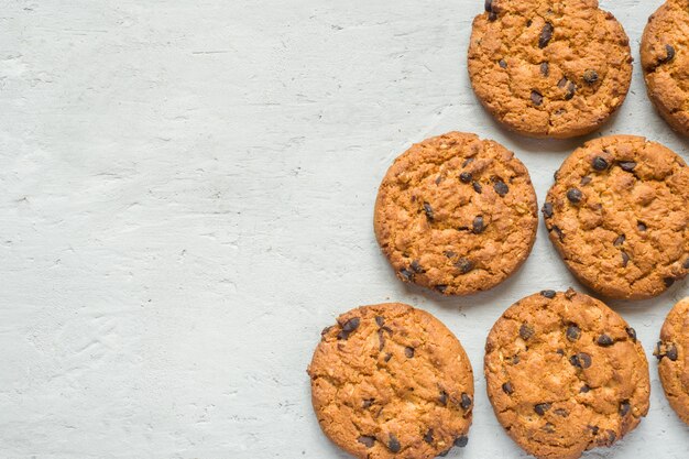 Photo homemade cookies with chocolate on a grey table. chocolate chip cookie shot