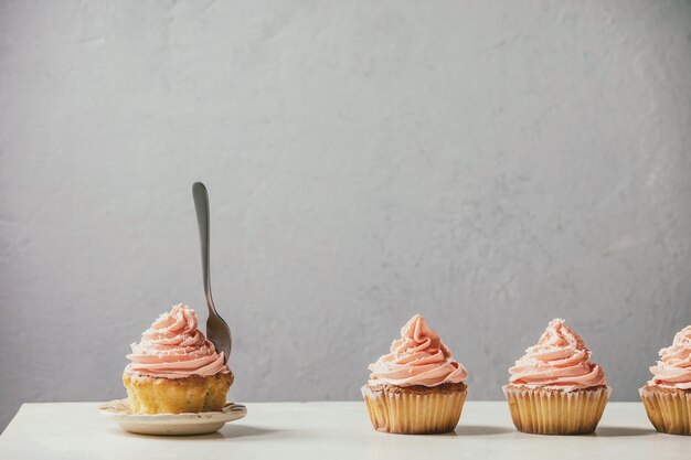 Photo homemade cupcake with buttercream