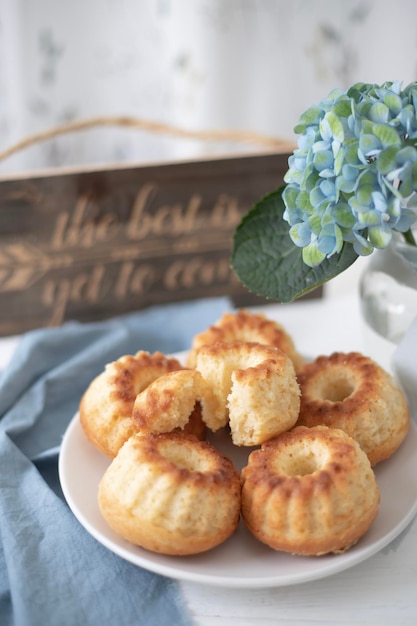 Photo homemade cupcakes and a blue hydrangea flower a dessert is laid on the table