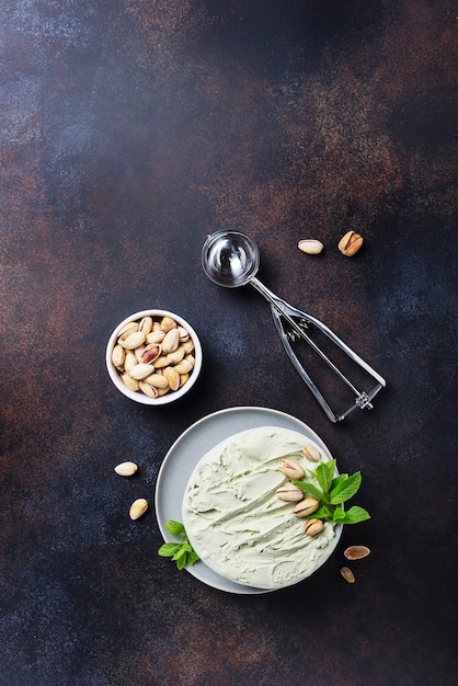 Photo homemade ice cream with pistachio and mint