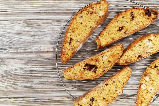 Photo homemade italian biscotti cookies on woden table