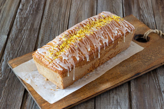 Photo homemade lemon cake on a wooden table. recipe. pastries.