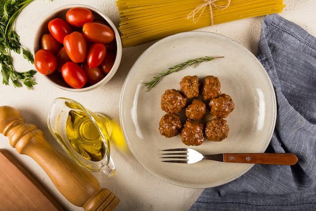 Photo homemade meatballs roasted on the table