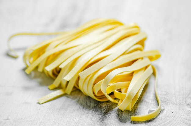 Photo homemade pasta tagliatelle on a white table