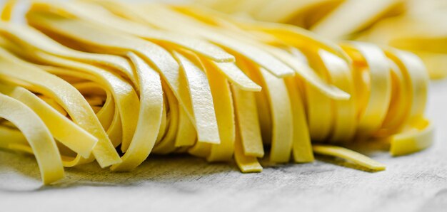 Photo homemade pasta tagliatelle on a white table