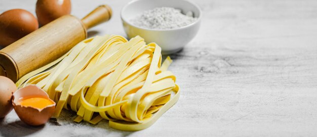 Photo homemade pasta tagliatelle on a white table