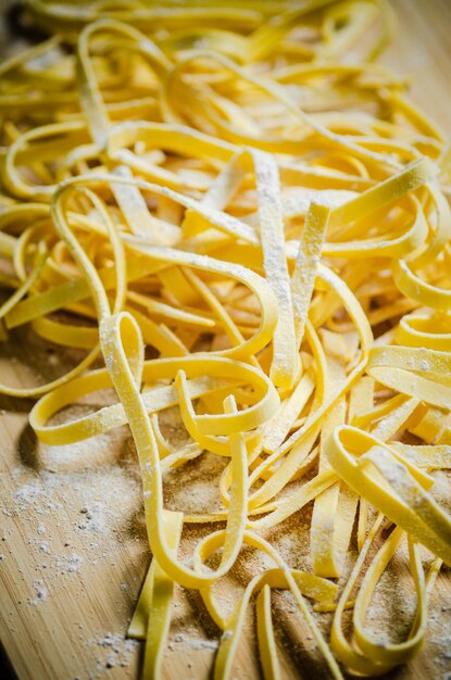 Photo homemade pasta tagliatelle on a wooden table