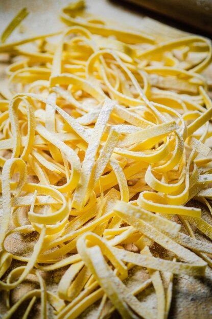 Photo homemade pasta tagliatelle on a wooden table