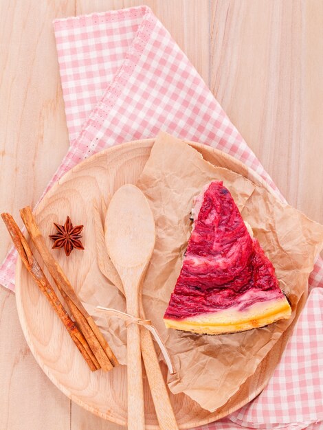 Photo homemade raspberry cake with cup of coffee on wooden background.