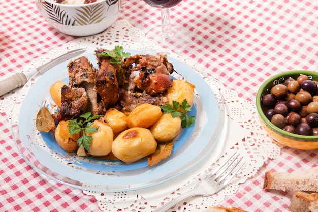 Photo homemade roast lamb with potatoes