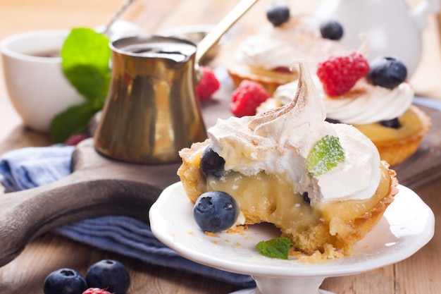 Homemade tartlets with lime curd and meringue 