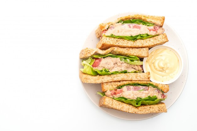 Photo homemade tuna sandwich on white background