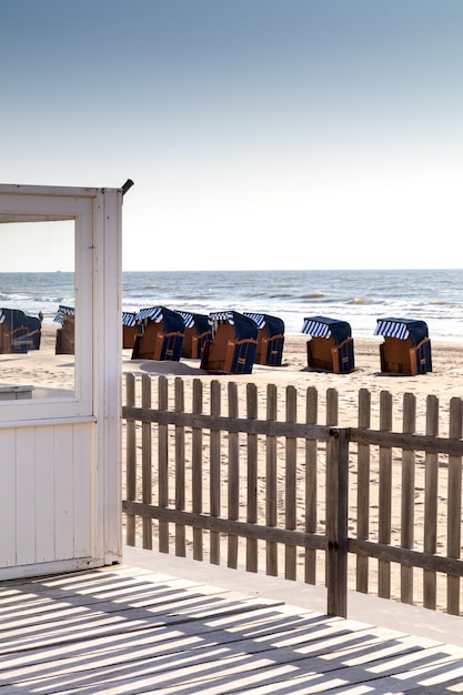 Photo hooded chairs on beach against clear sky