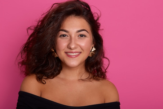 Horizontal shot of beautiful woman posing with bare shoulders