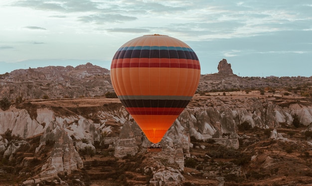 Photo hot air balloon flying over cappadocia at dawn