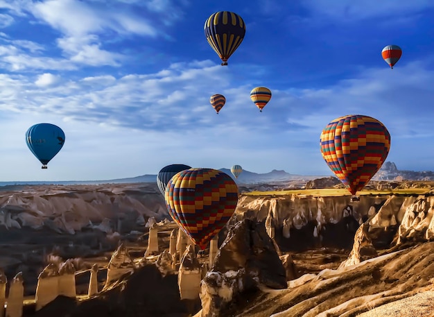 Photo hot air balloons in the sky with mountains in the background