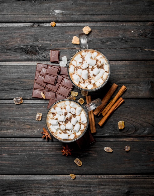 Photo hot chocolate with cinnamon and marshmallows