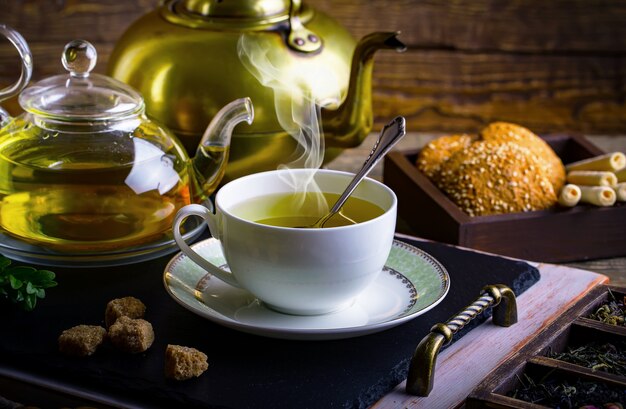 Hot tea and aromatic spices composition