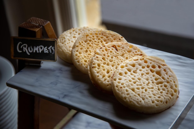 Photo hot toasted english crumpets arranged in a line