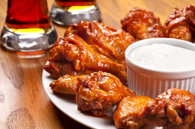 Photo hot wings on bar table