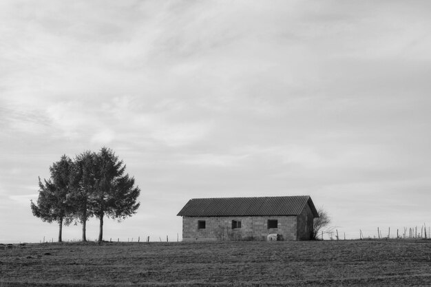 Photo house on field against sky