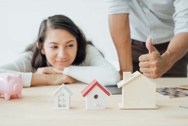 House owner and architect discussing a choice