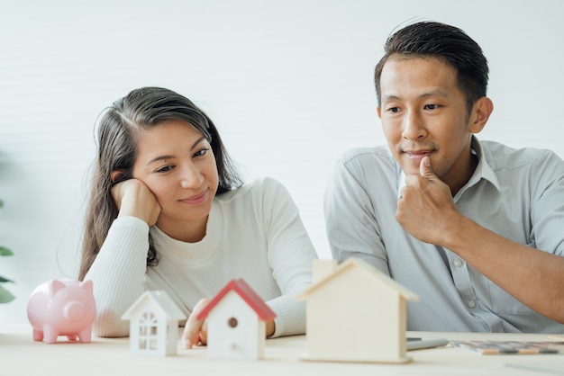 House owner and architect discussing a choice.