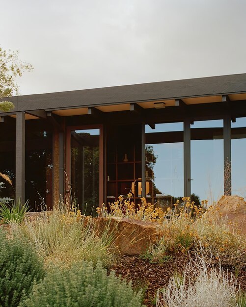 Photo a house with a large window that has a glass door