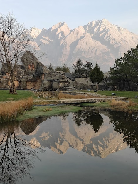 Photo a house with a mountain in the background