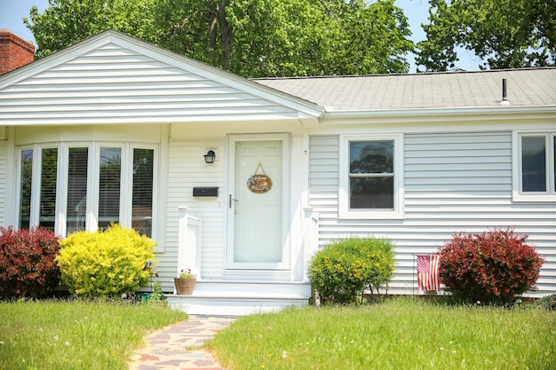 A house with a sign that says'home sweet home'on it