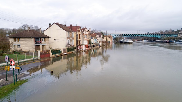 Photo houses by flooded canal