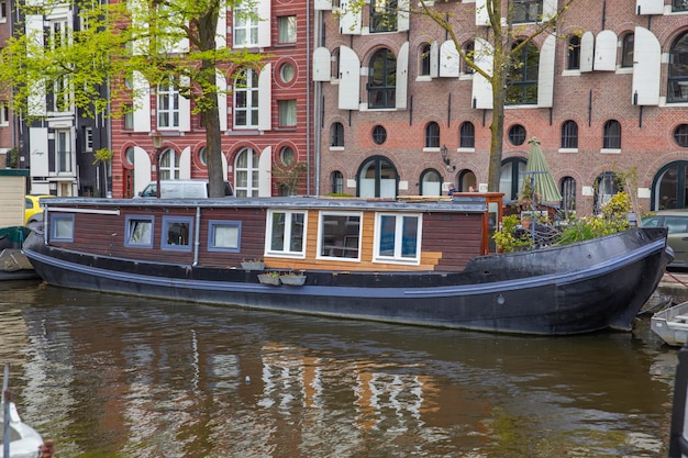 Photo houses on the water on the canals of the city of amsterdam