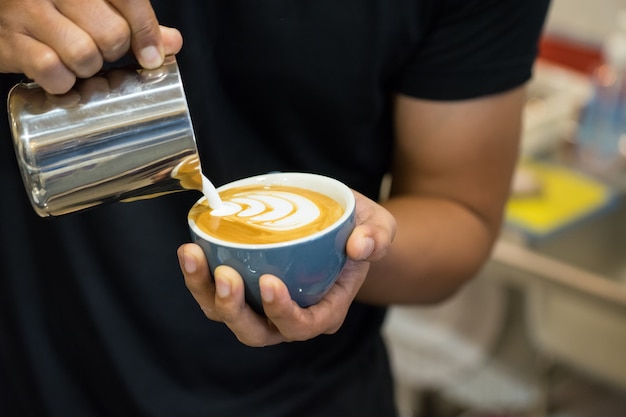 how to make latte art by barista focus in milk and coffee