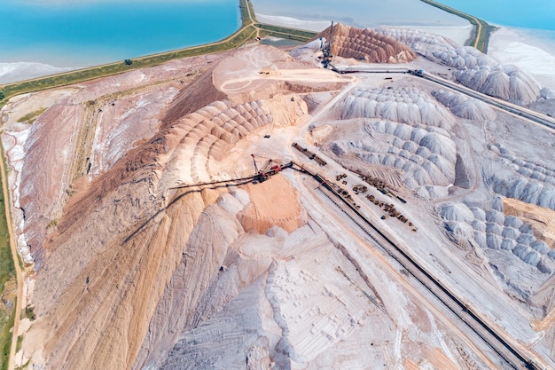 A huge mound of potassium salt Warehousing of rocks with the help of a spreader