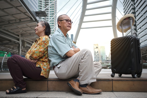 The husband and wife is quarrel and get angry each while traveling abroad.