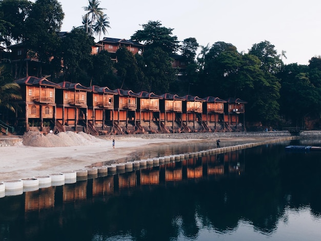 Photo huts by lake against sky