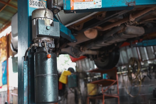 Hydraulic lift car for checking the suspension to make repairs