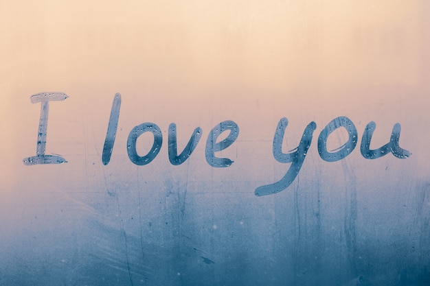 I love you. Handwritten text on wet glass.