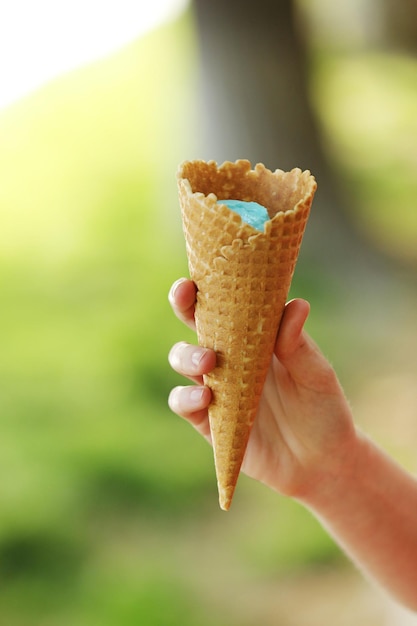 Photo ice cream horn in a womans hand delicious ice cream melts and flows to the horn in the womans hand