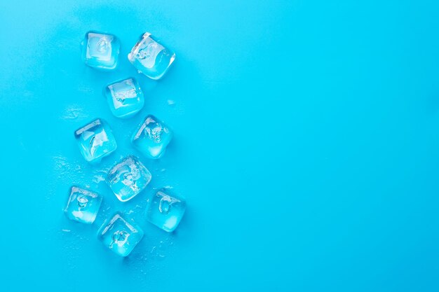 Photo ice cubes and water drops