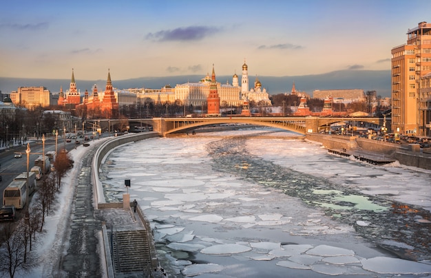 Photo ice on the moscow river and the moscow kremlin winter view in the light of sunset