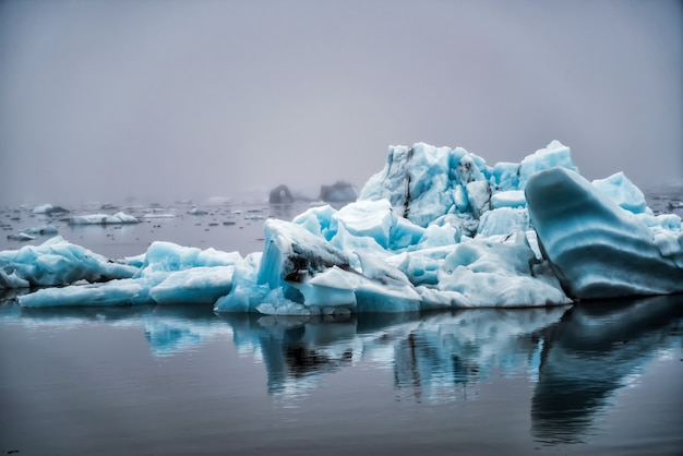 Photo icebergs in jokulsarlon glacial lagoon in iceland.