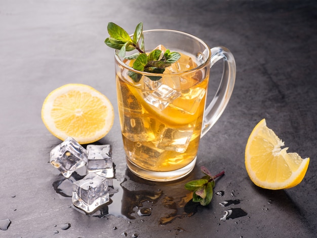 Iced tea with lemon