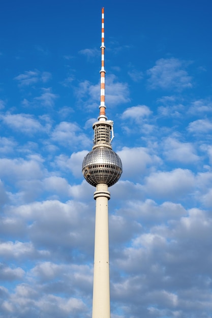 Photo the iconic tv tower of berlin on a sunny day