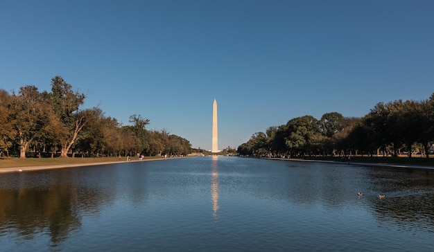 Photo iconic washington monument towers over the national mall