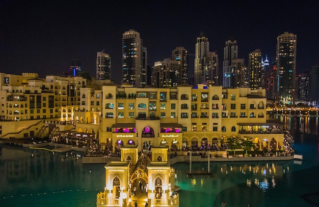 Photo illuminated buildings in city at night