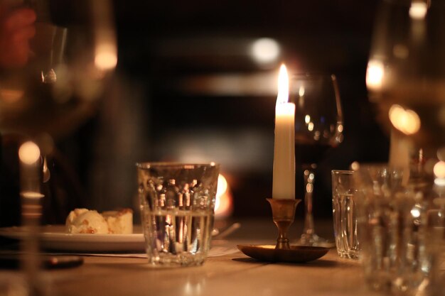 Photo illuminated candle on dining table in restaurant