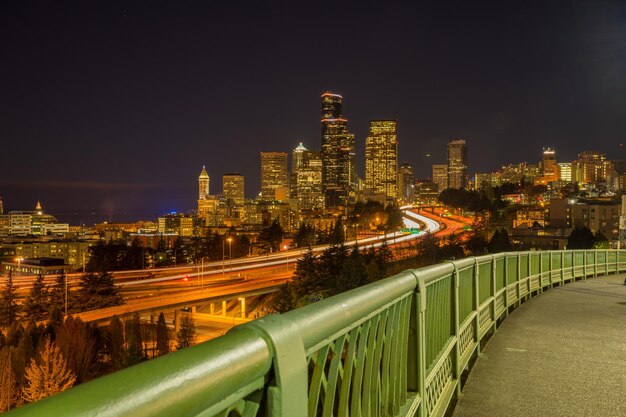 Photo illuminated city at night